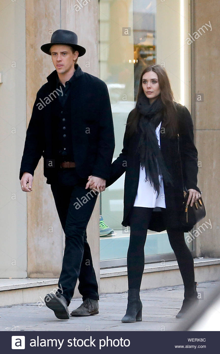 Paris France Elizabeth Olsen And Her Boyfriend Boyd Holbrook Explore The City Of Love Walking Around Hand In Hand And At One Point Shared A Kiss While Crossing The Street Akm Gsi March 4