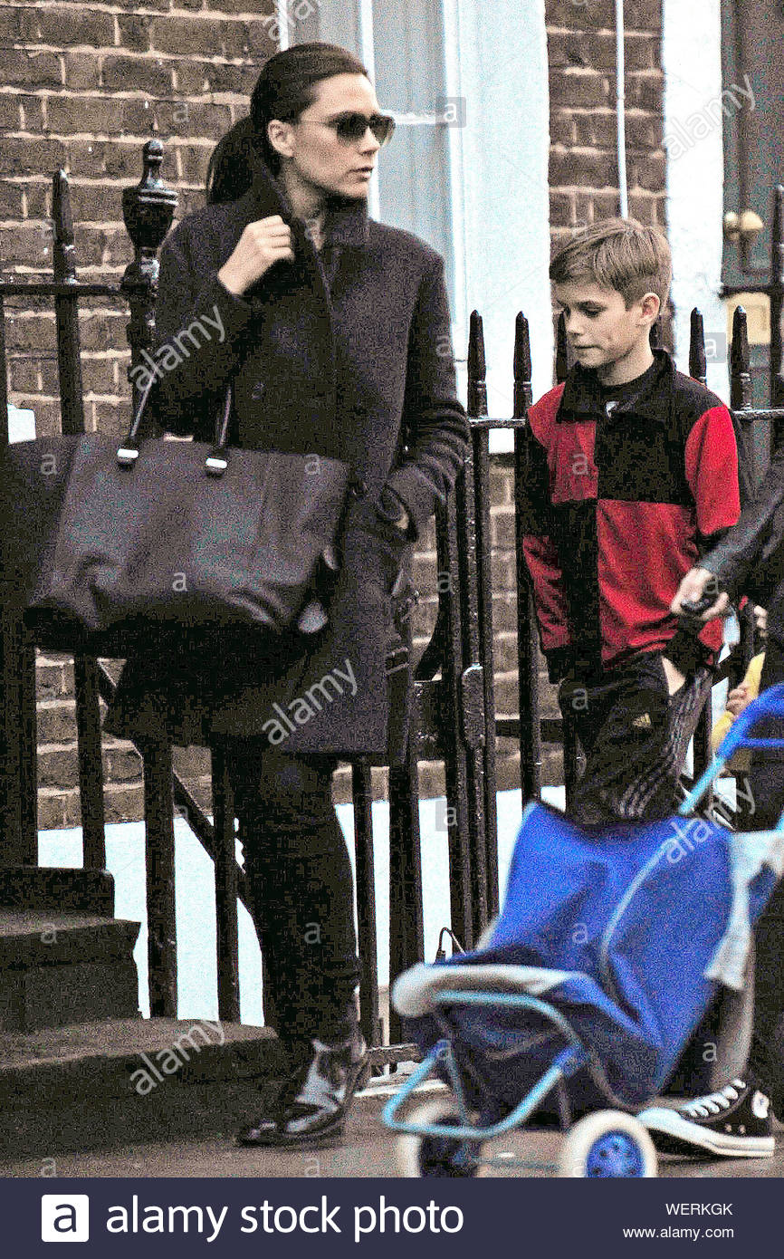 Shot On 3 3 14 London Uk Victoria Beckham Makes A Stop At A
