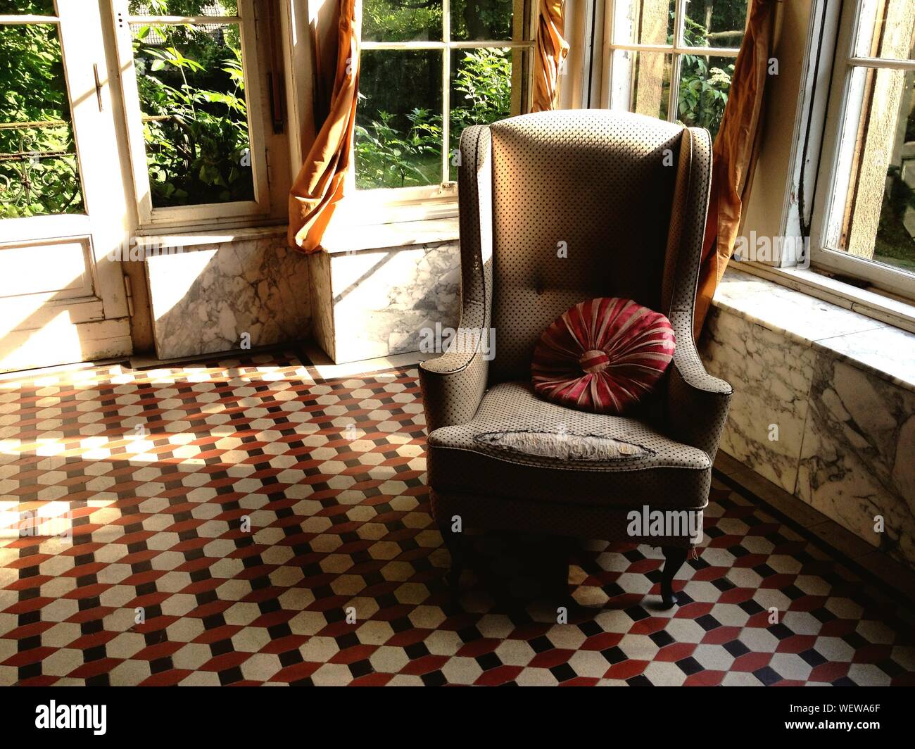Old fashioned armchair hi-res stock photography and images - Alamy