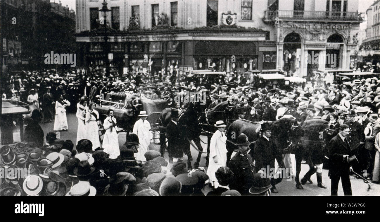 Emily Wilding Davison, Funeral Cortege Piccadilly Circus, 1913 photograph of the suffragette funeral procession on its way from Epsom to Morpeth in Northumberland for burial Stock Photo
