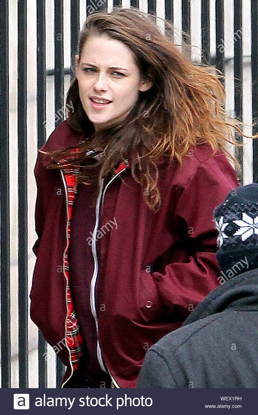 New York Ny Kristen Stewart Is In A Good Mood As She Makes Her Way To The Set Of Still Alice In New York The Actress Had A Smirk On Her