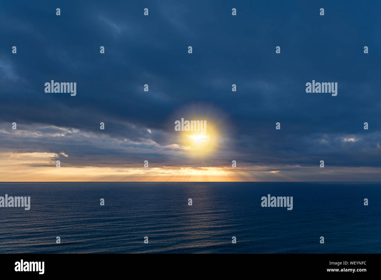 Sunrise over ocean hi-res stock photography and images - Alamy