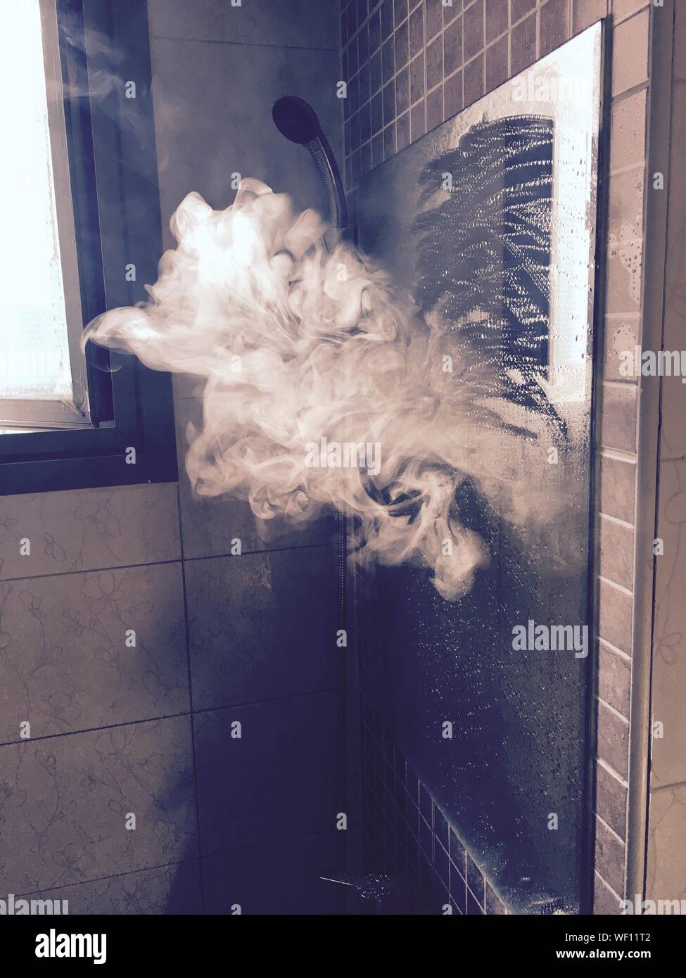 Condensation bathroom mirror hires stock photography and images Alamy