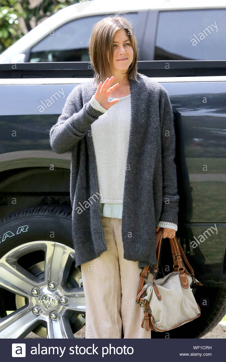 Los Angeles Ca Jennifer Aniston Gives A Wave To Someone On The