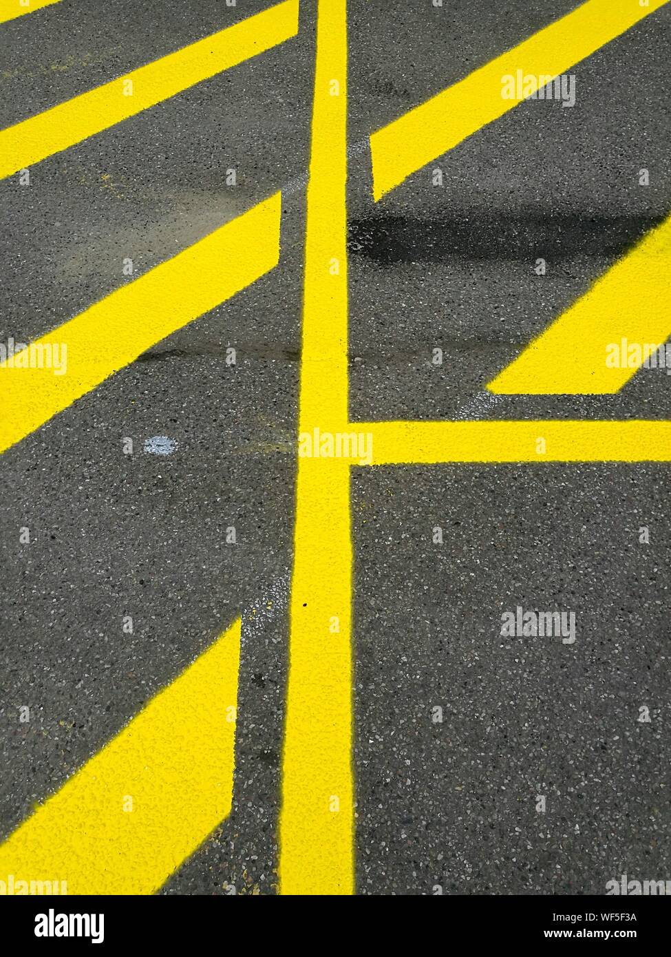 Yellow road markings hires stock photography and images Alamy