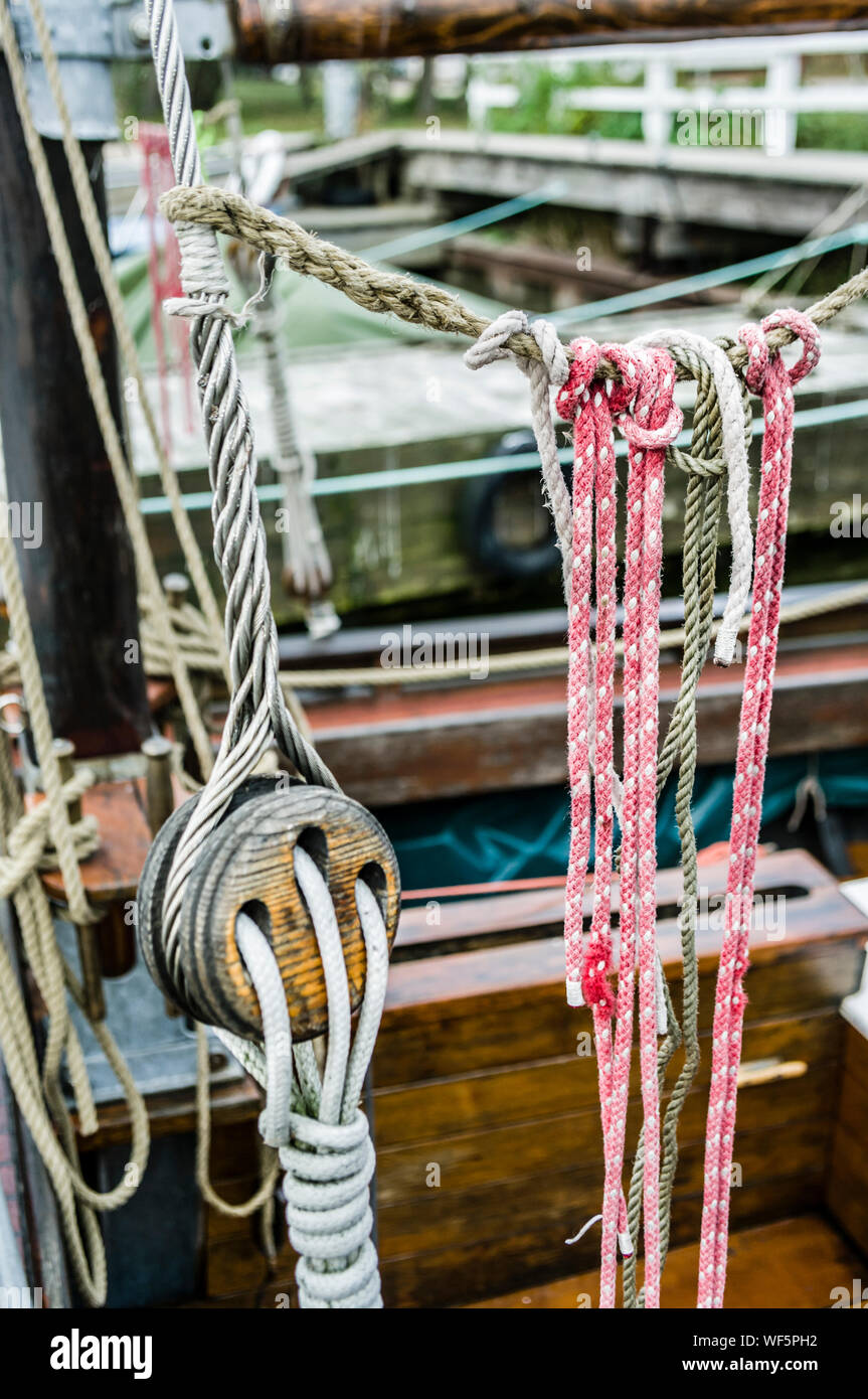 Ropes tied hi-res stock photography and images - Alamy