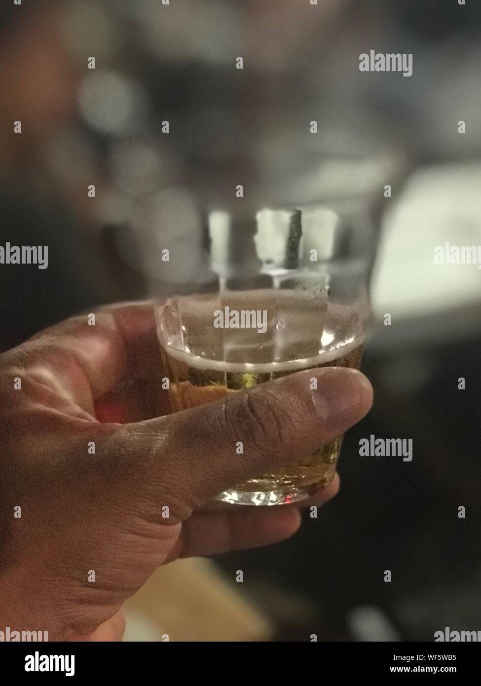 Hand holding beer glass hi-res stock photography and images - Alamy