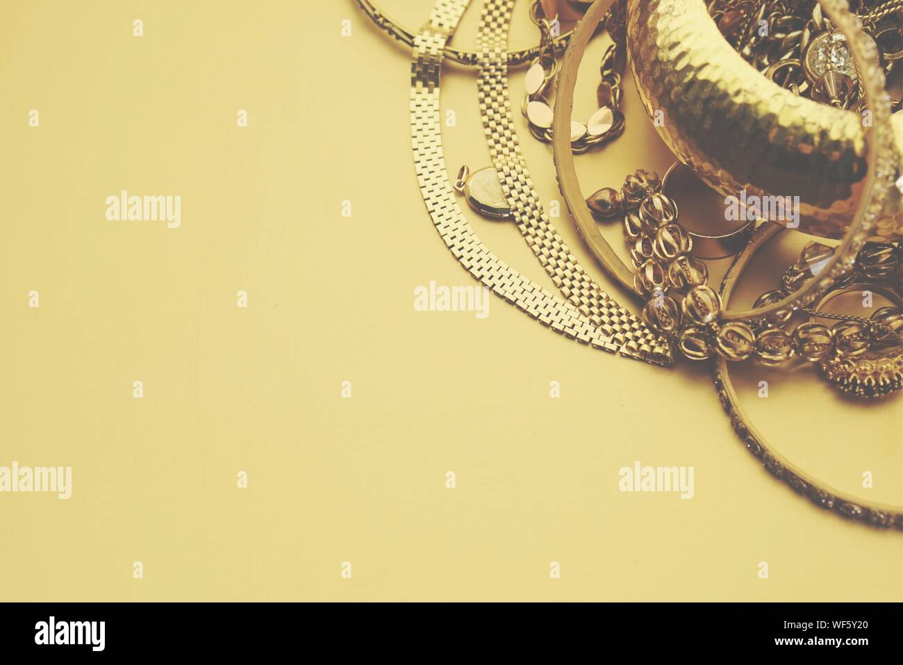 Gold jewelry background hi-res stock photography and images - Alamy