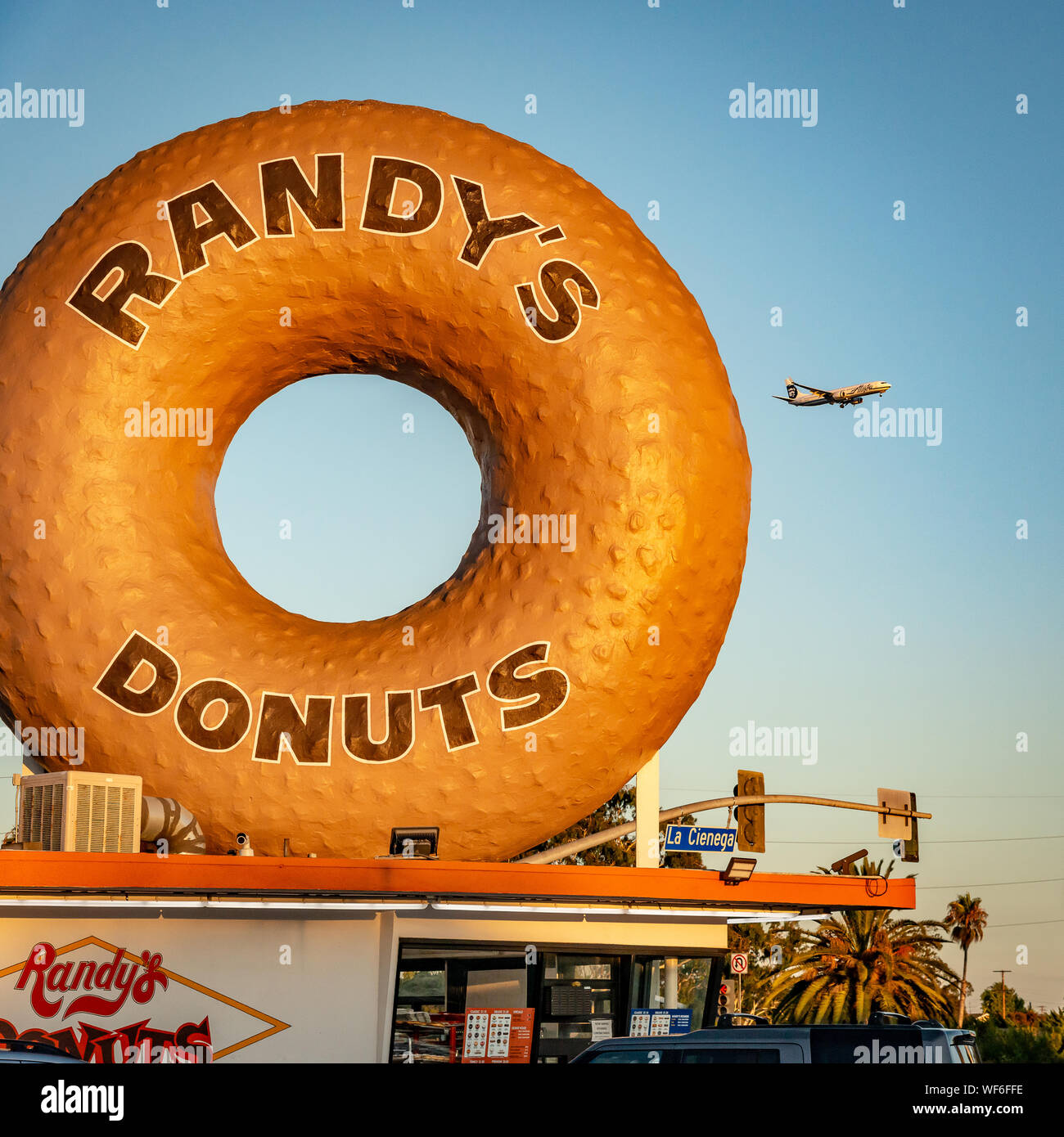 Historic Inglewood donut shop in LAX flight path Stock Photo
