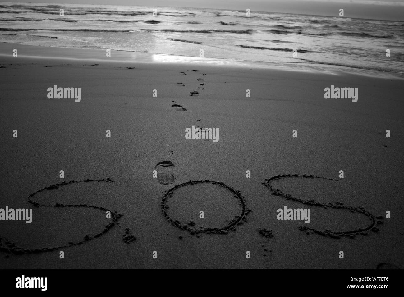 Close up wave footprints in the sand Black and White Stock Photos