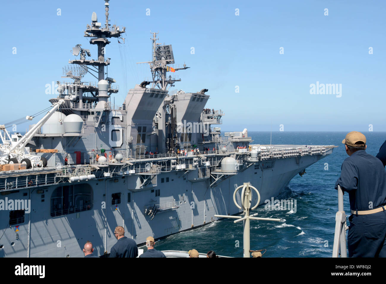190820-N-XN177-0153 PACIFIC OCEAN (Aug. 20, 2019) –The dock landing ship USS Comstock (LSD 45) prepares to come along side amphibious assault ship USS America (LHA 6) during a replenishment at sea evolution. Comstock is currently underway conducting routine operations. This year USS Comstock will participate in the U.S. Navy Fleet Week in Los Angeles. (U.S. Navy Photo by Mass Communication Specialist 1st Class Peter Burghart/Released) Stock Photo