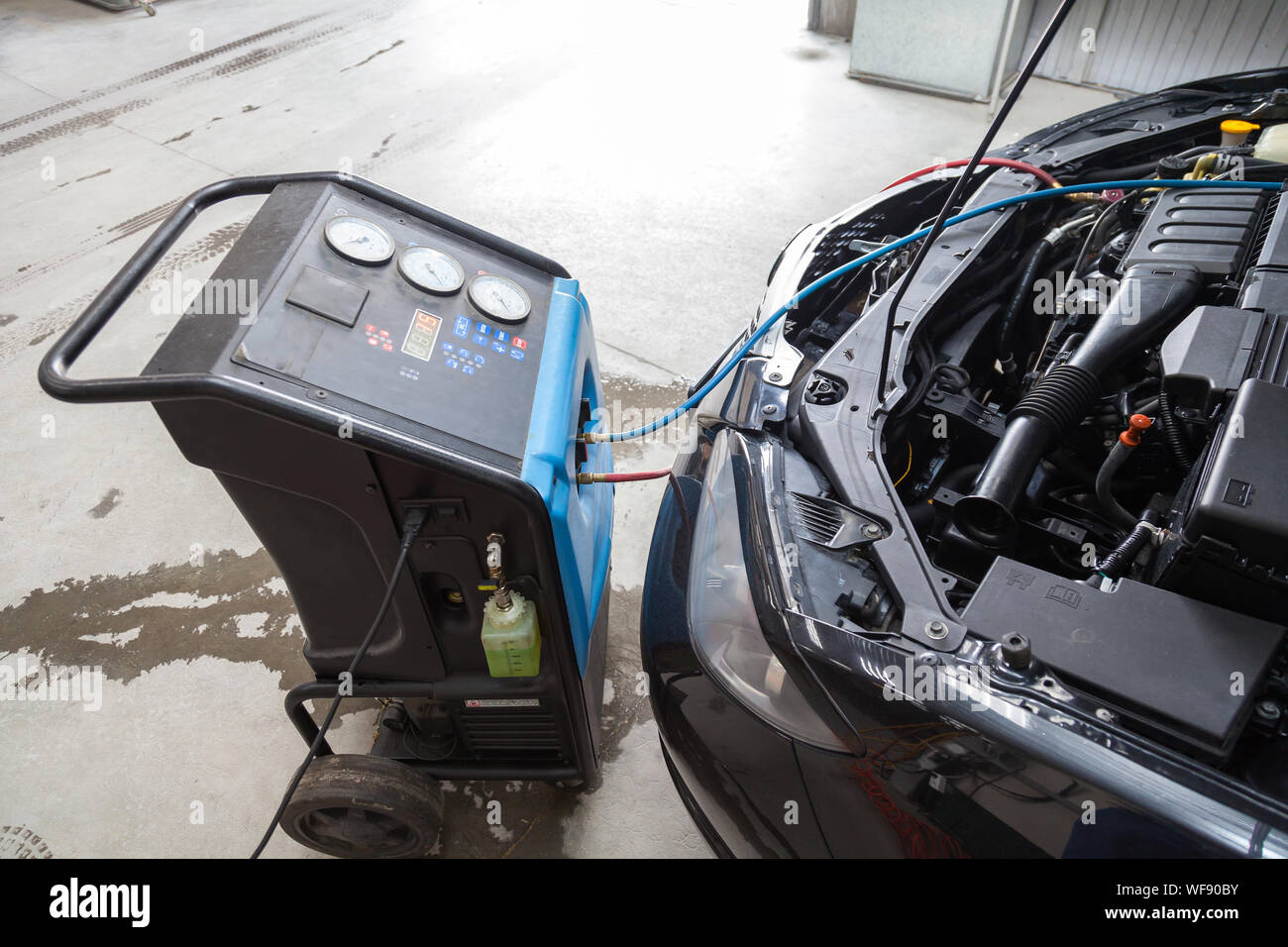 The procedure for refueling a car air conditioner using a special ...