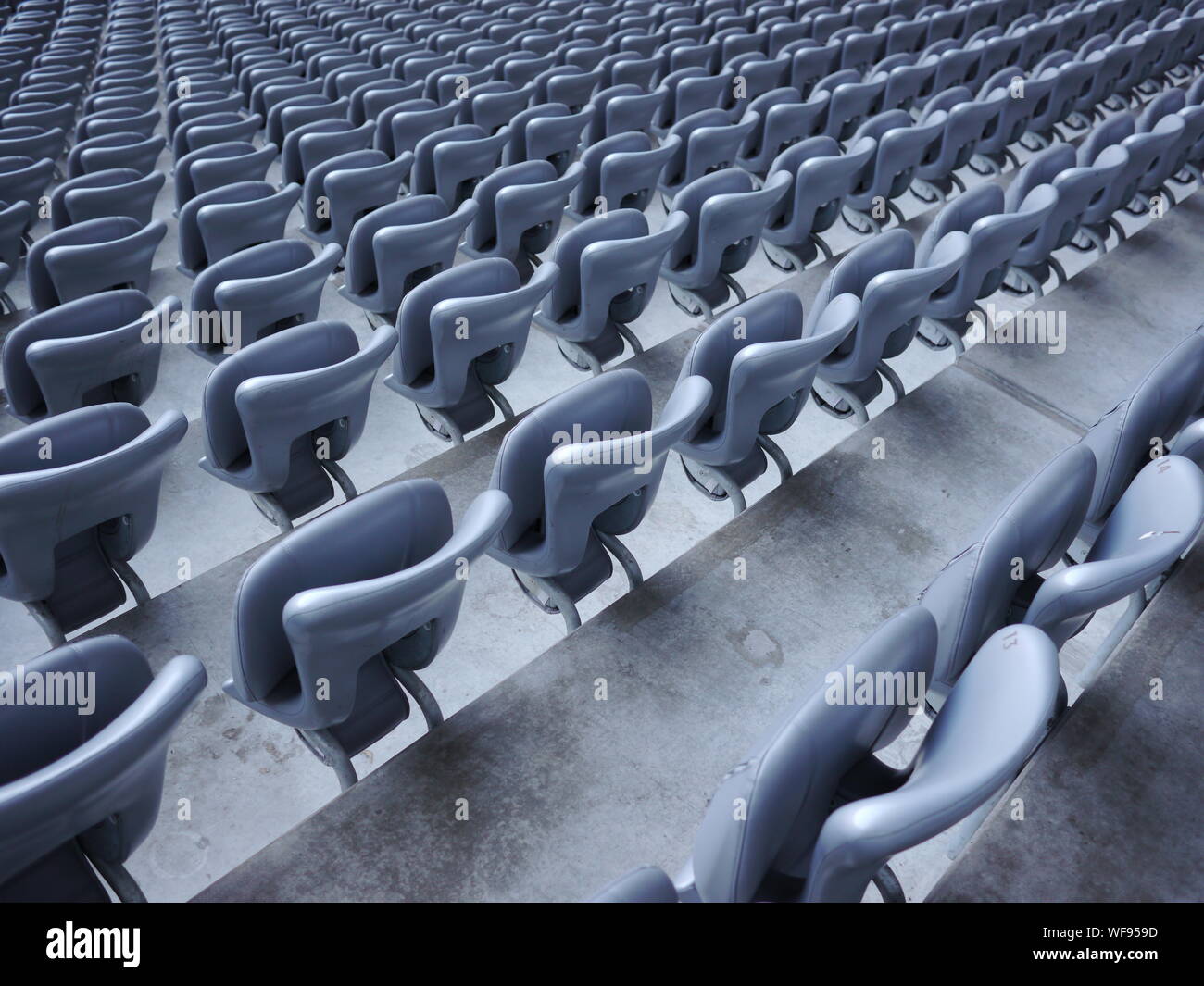 Row of empty office chairs hi-res stock photography and images - Alamy