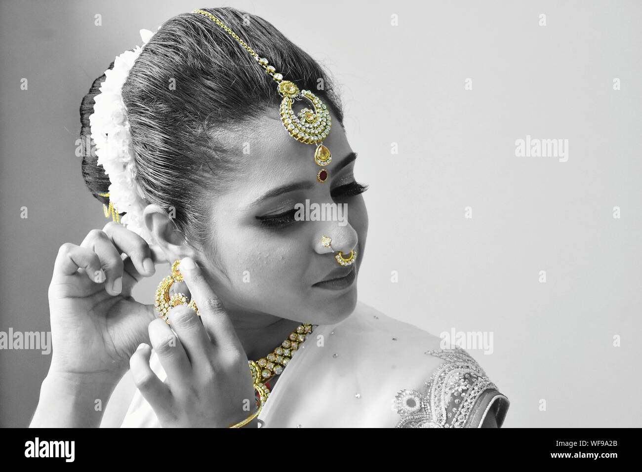 Gold jewelry gold necklace indian hi-res stock photography and images ...