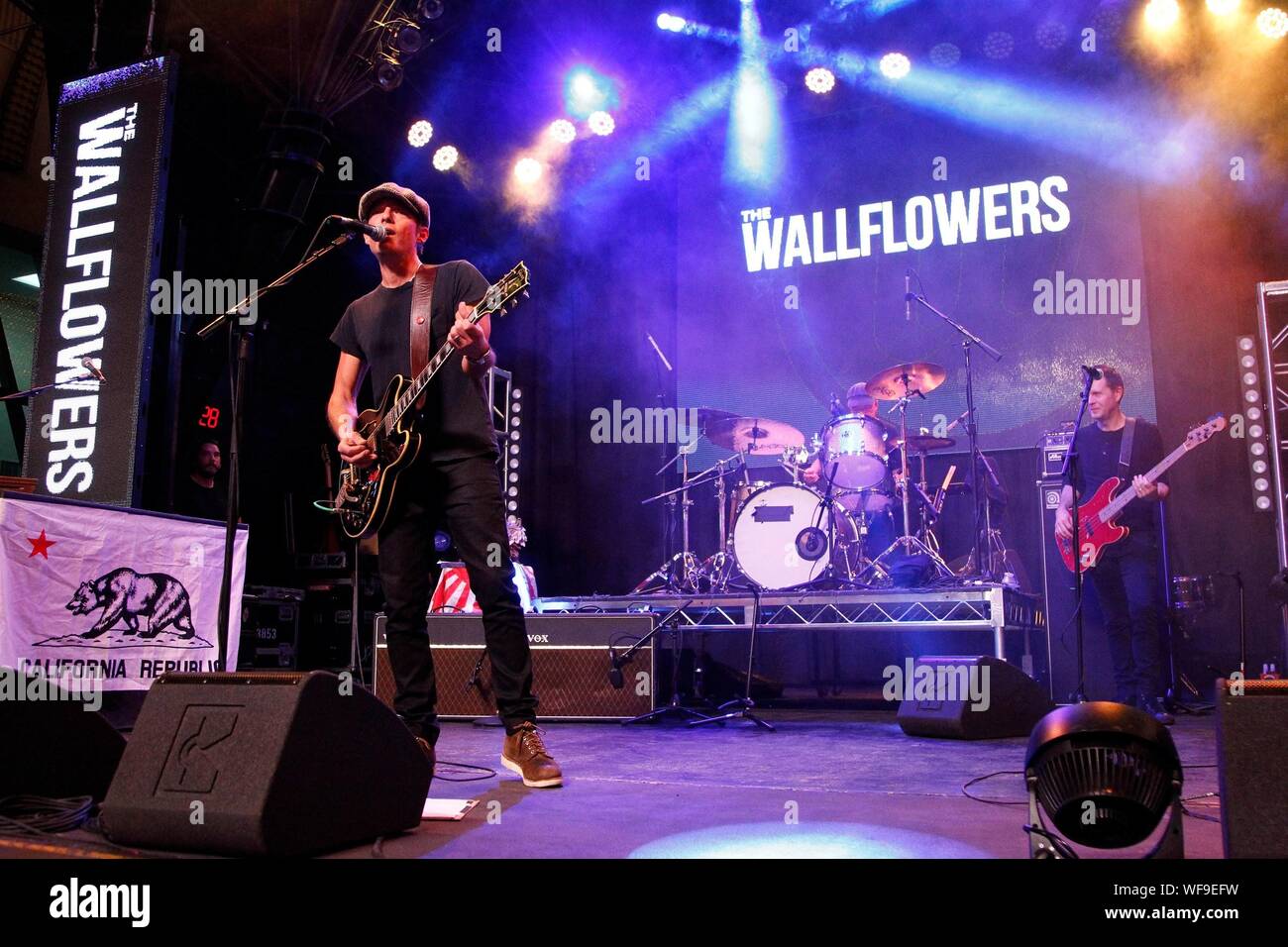 Steve mackey bass of the wallflowers hi-res stock photography and images -  Alamy