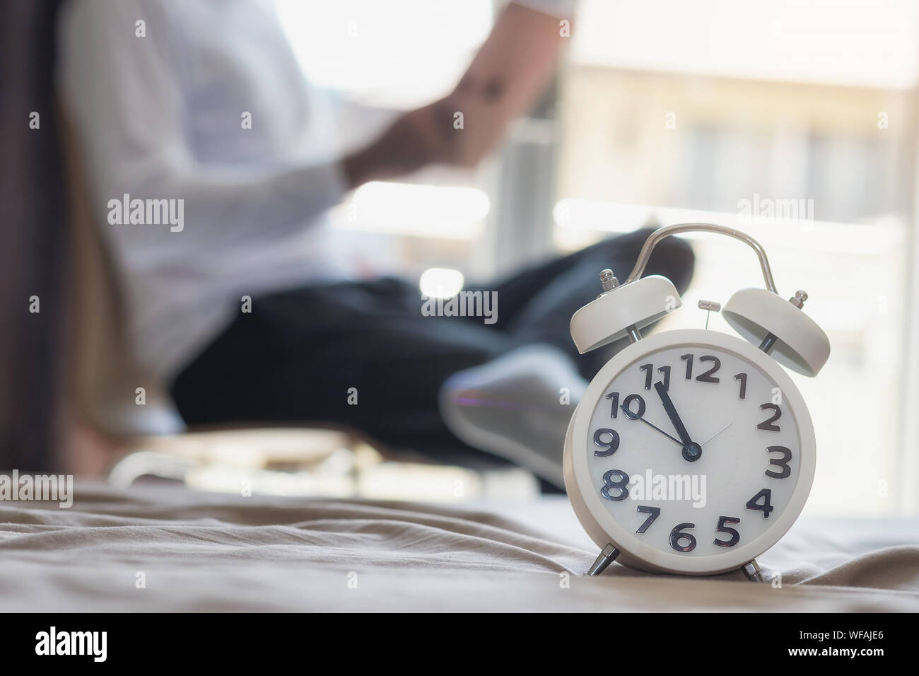 Приложение будильник. Будильник андроид. Красный будильник на белом фоне. Есть установленные будильники. Просыпаться без будильника.