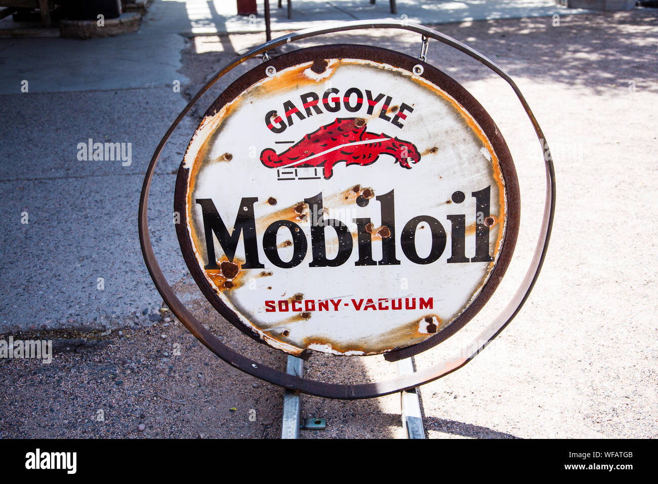 Mobil oil sign hi-res stock photography and images - Alamy