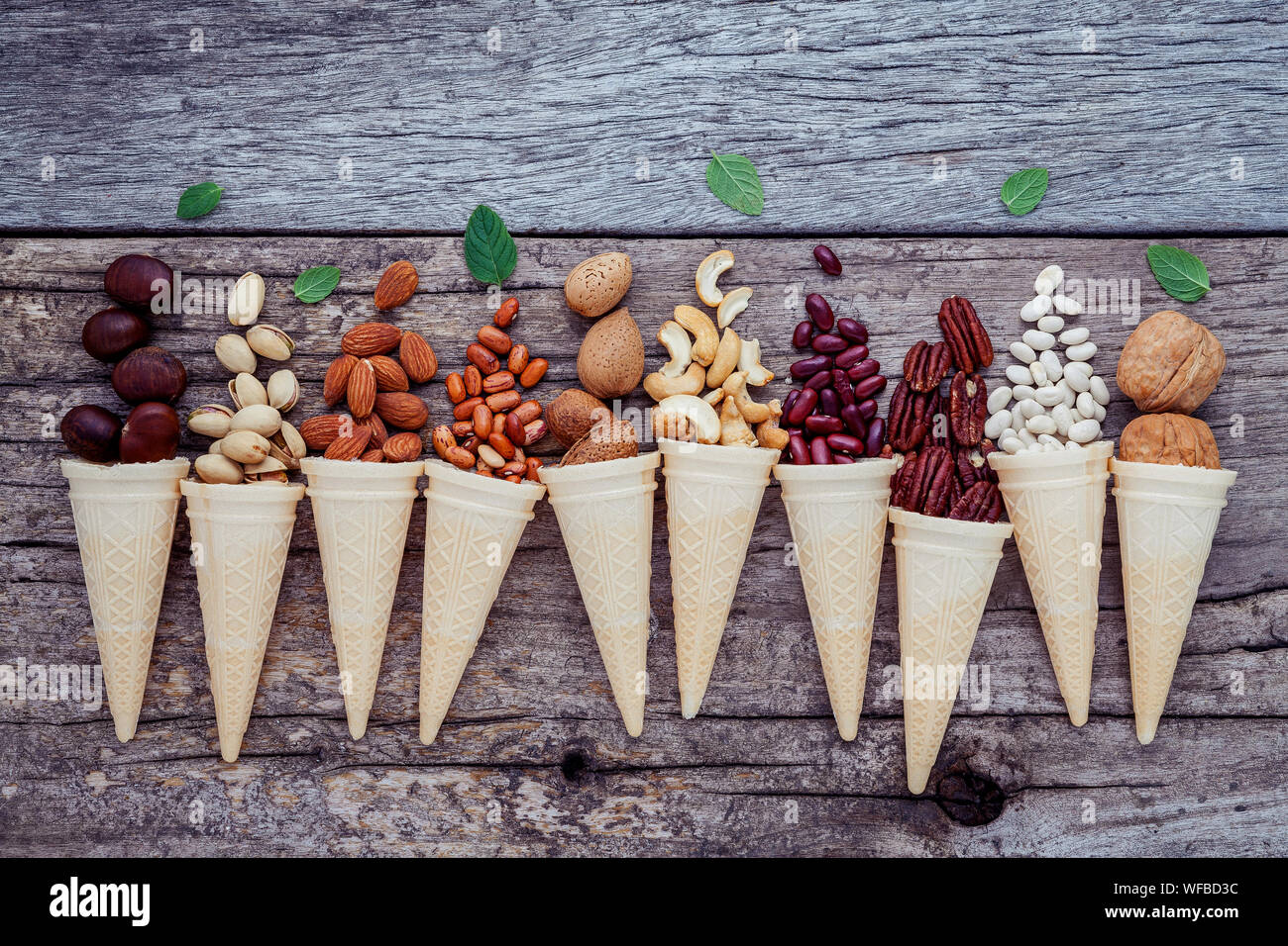 Large ice cream cones hires stock photography and images Alamy