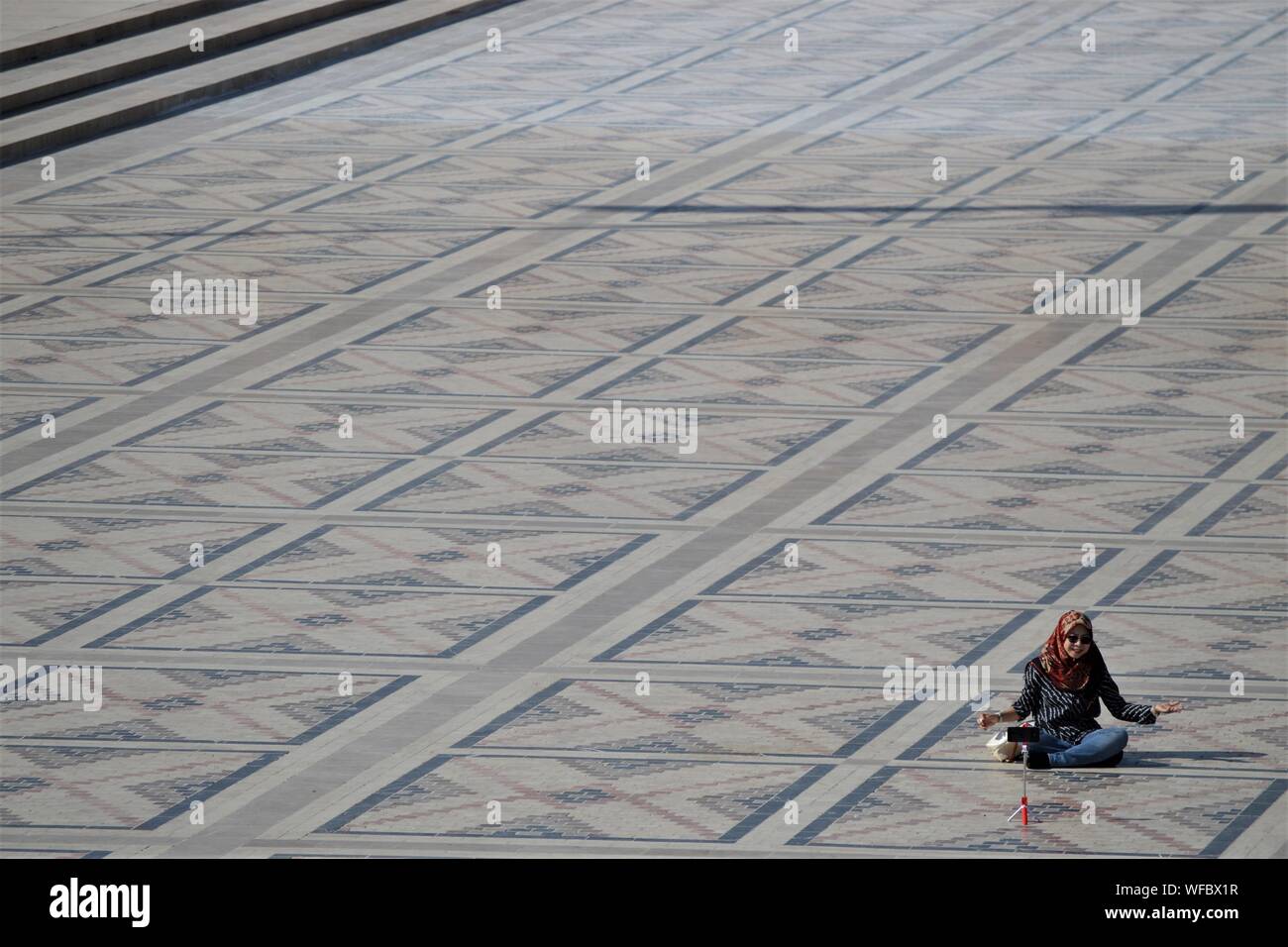 Ankara, Turkey. 31st Aug, 2019. A tourist sets up a scene for selfie at Anitkabir, the mausoleum of modern Turkey's founder Mustafa Kemal Ataturk, a day after the 97th anniversary of Victory Day, which commemorates the defeat of the Greek forces at the hands of the Turks in the Battle of Dumlupinar in 1922. Credit: Altan Gocher/ZUMA Wire/Alamy Live News Stock Photo