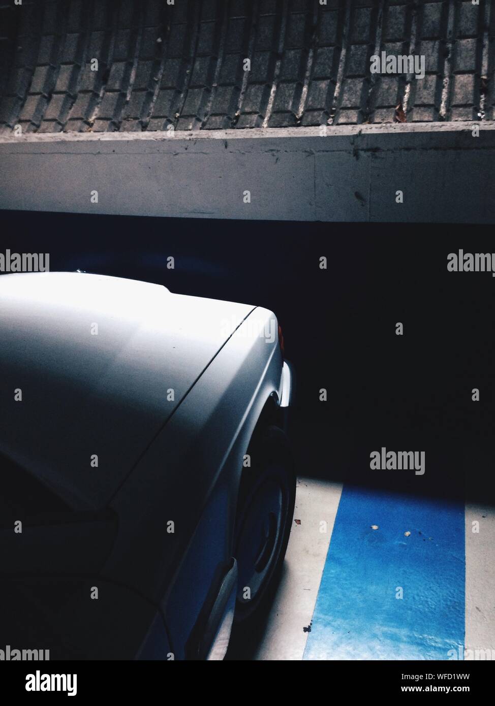 Car parked at night hi-res stock photography and images - Alamy