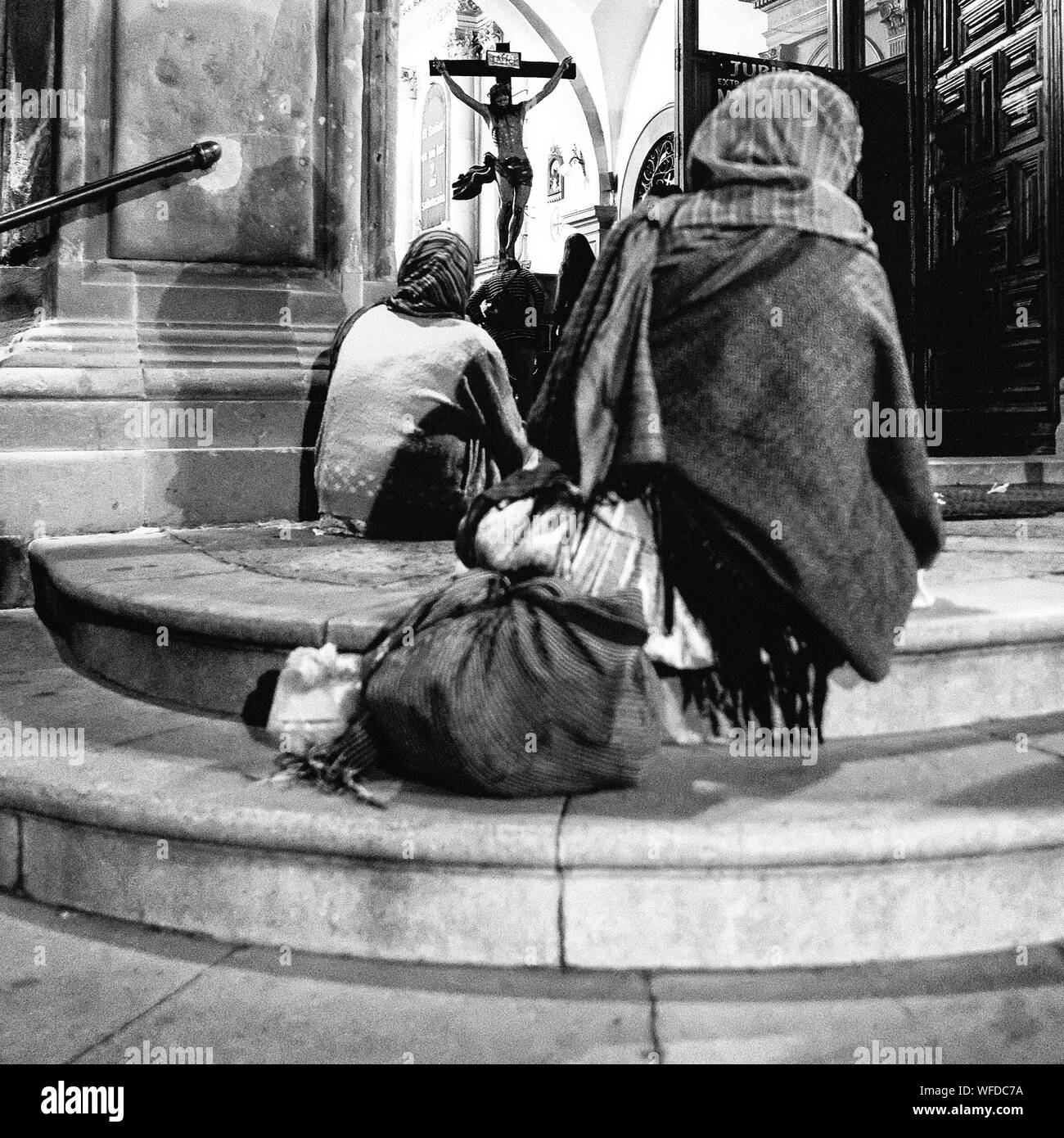Beggars sitting hires stock photography and images Alamy