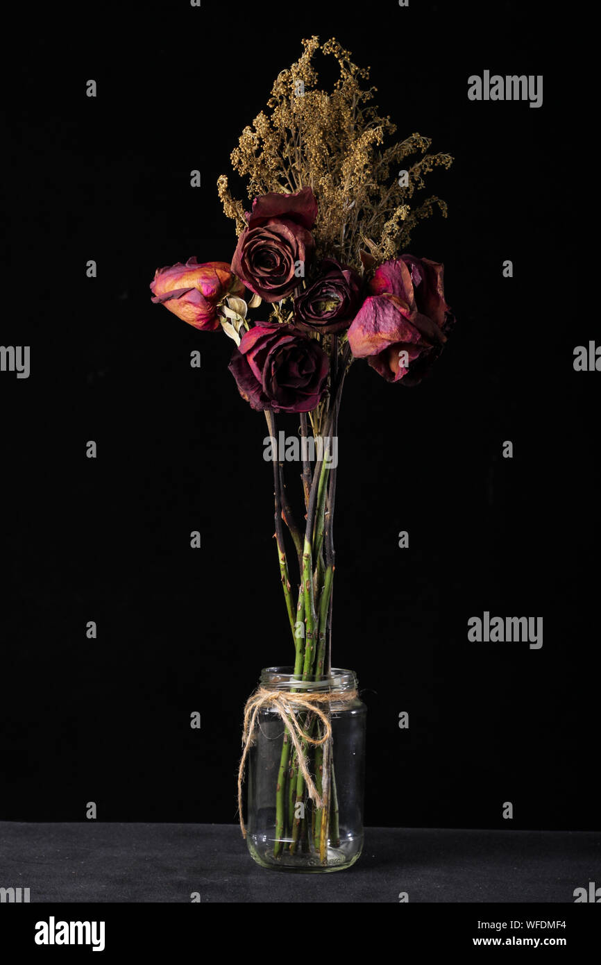 Dead bouquet hi-res stock photography and images - Alamy