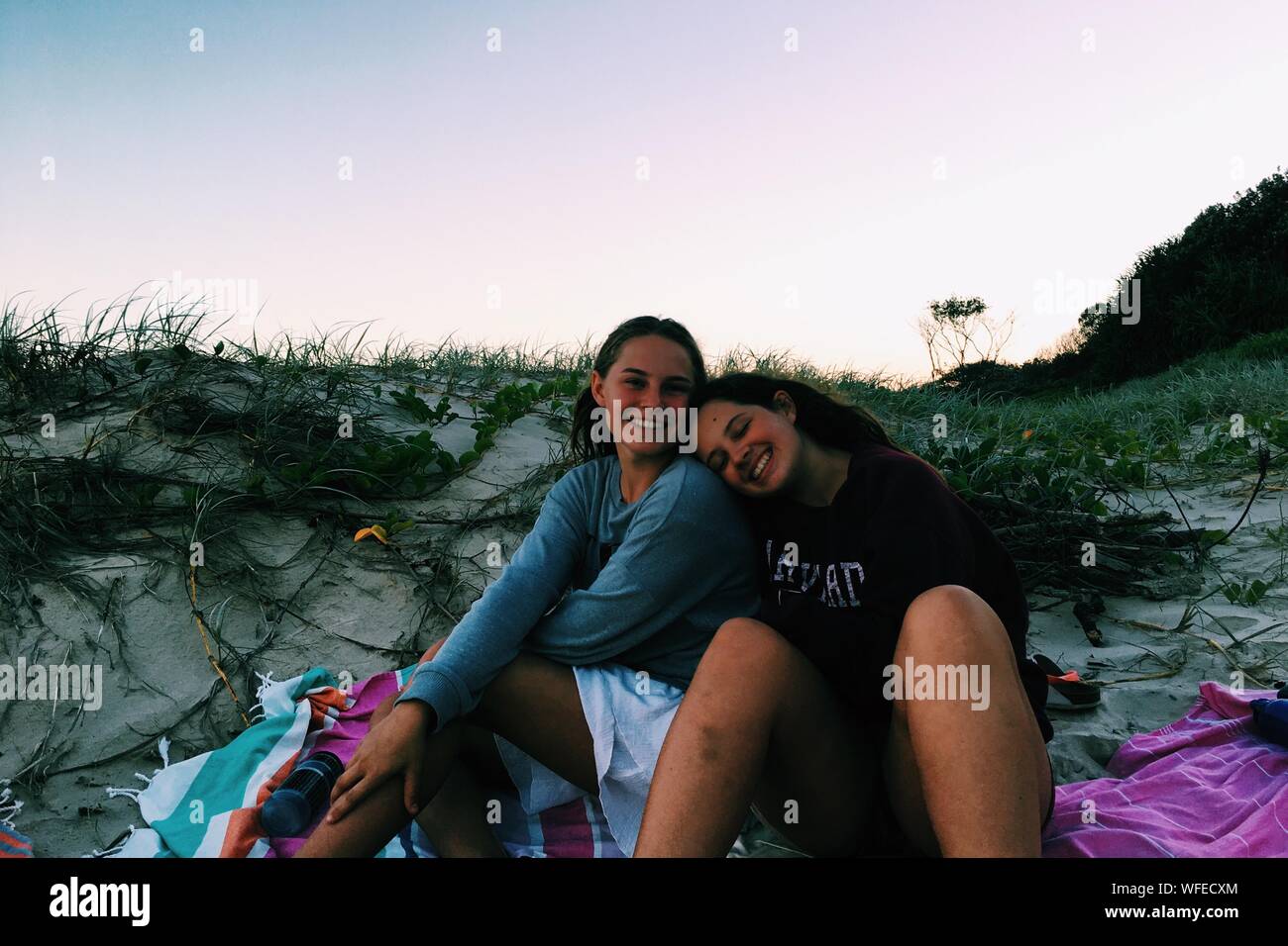 Female friends beach sunset hi-res stock photography and images - Alamy