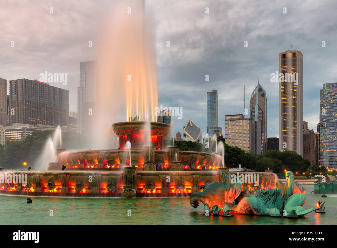 Buckingham fountain and Chicago downtown at sunset Stock Photo Alamy