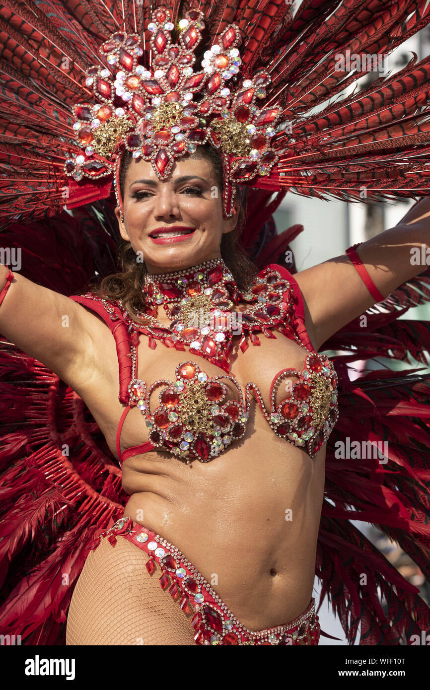 samba-dancers-hot