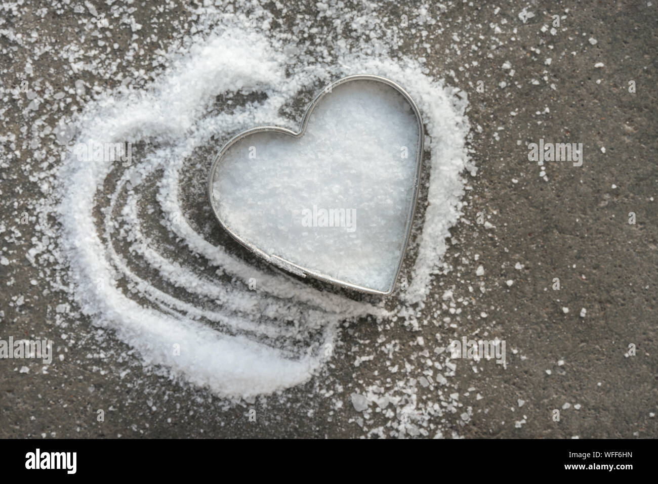 В моем сердце солью. Избыточное потребление поваренной соли. Соль и сердце. Соль и сердце. Кристаллы соли сердце.