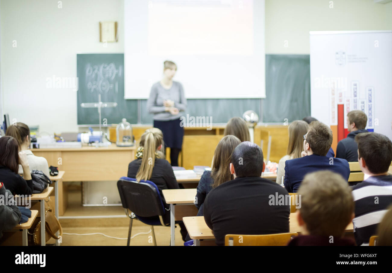 Teacher in large classroom hi-res stock photography and images - Alamy