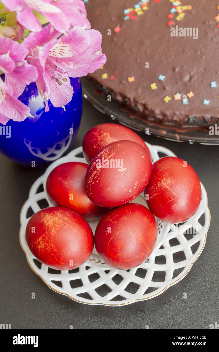 Dyed eggs in onion skins are at the plate Stock Photo Alamy