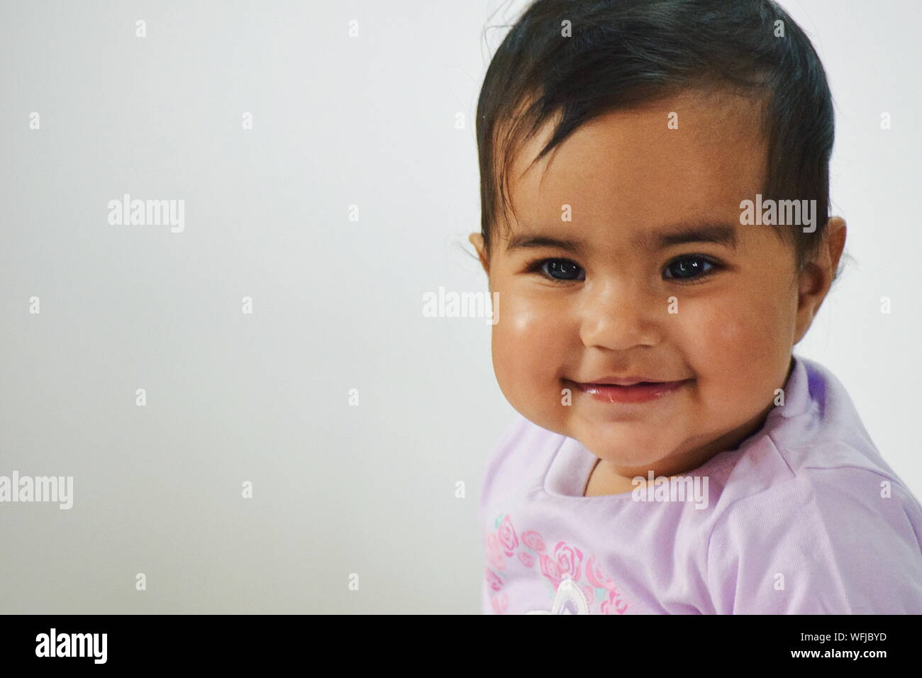 Smiling white girl hi-res stock photography and images - Alamy