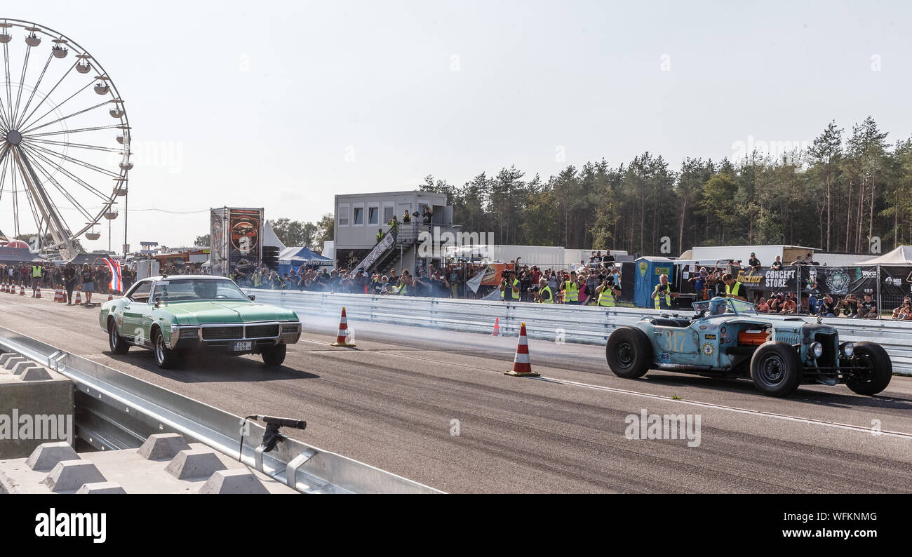 Hasenmoor, Germany. 31st Aug, 2019. Television emigrant Konny Reimann (l) starts in a 1968 Buick Riviera against Andy Feldmann in a 1932 Koslovsky to the 'Werner' main race over an eighth mile, which he lost at the end. Credit: Markus Scholz/dpa/Alamy Live News Stock Photo