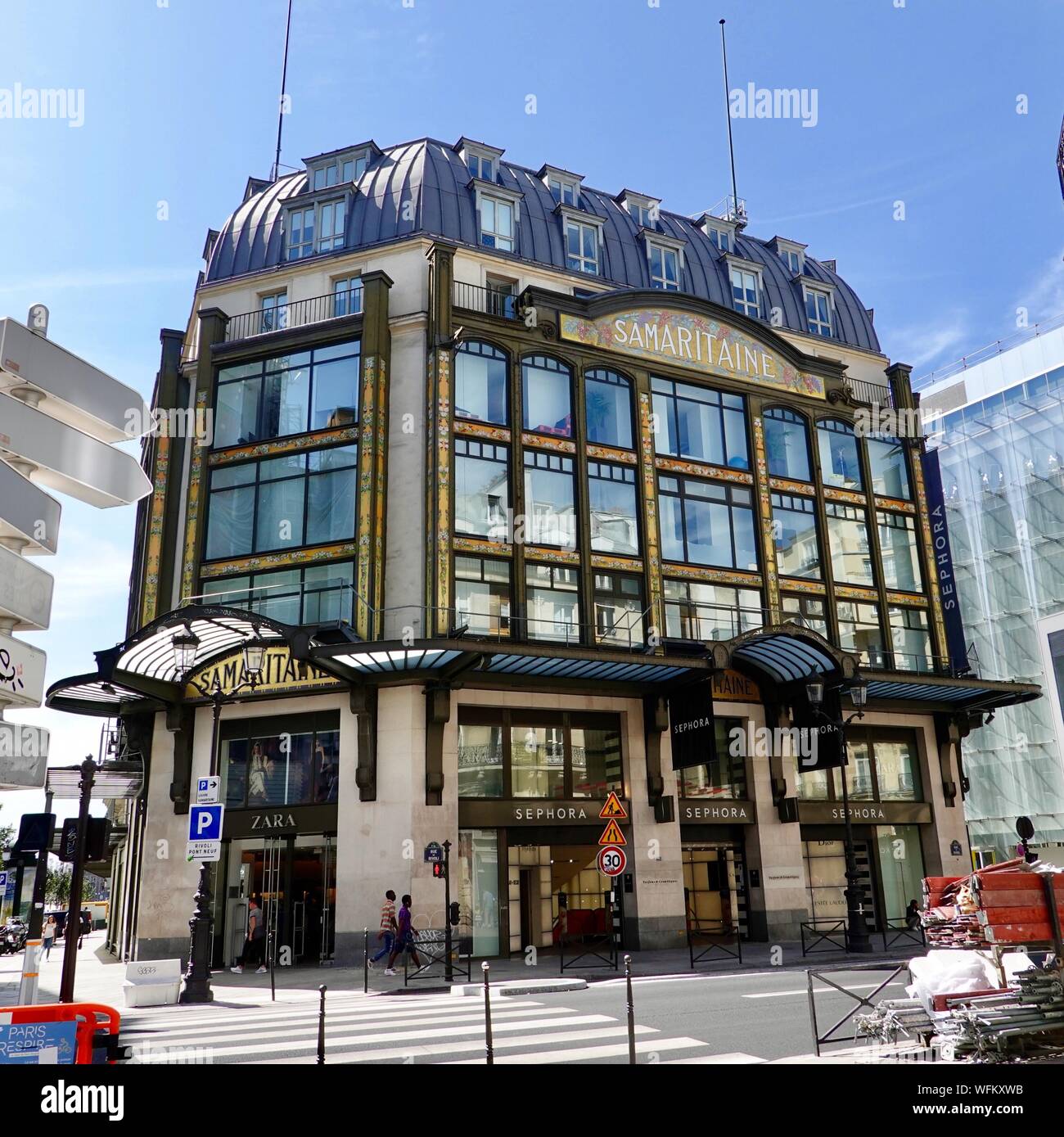 Restoration and remodeling of La Samaritaine Department store, rue de Rivoli,  Paris, France Stock Photo - Alamy