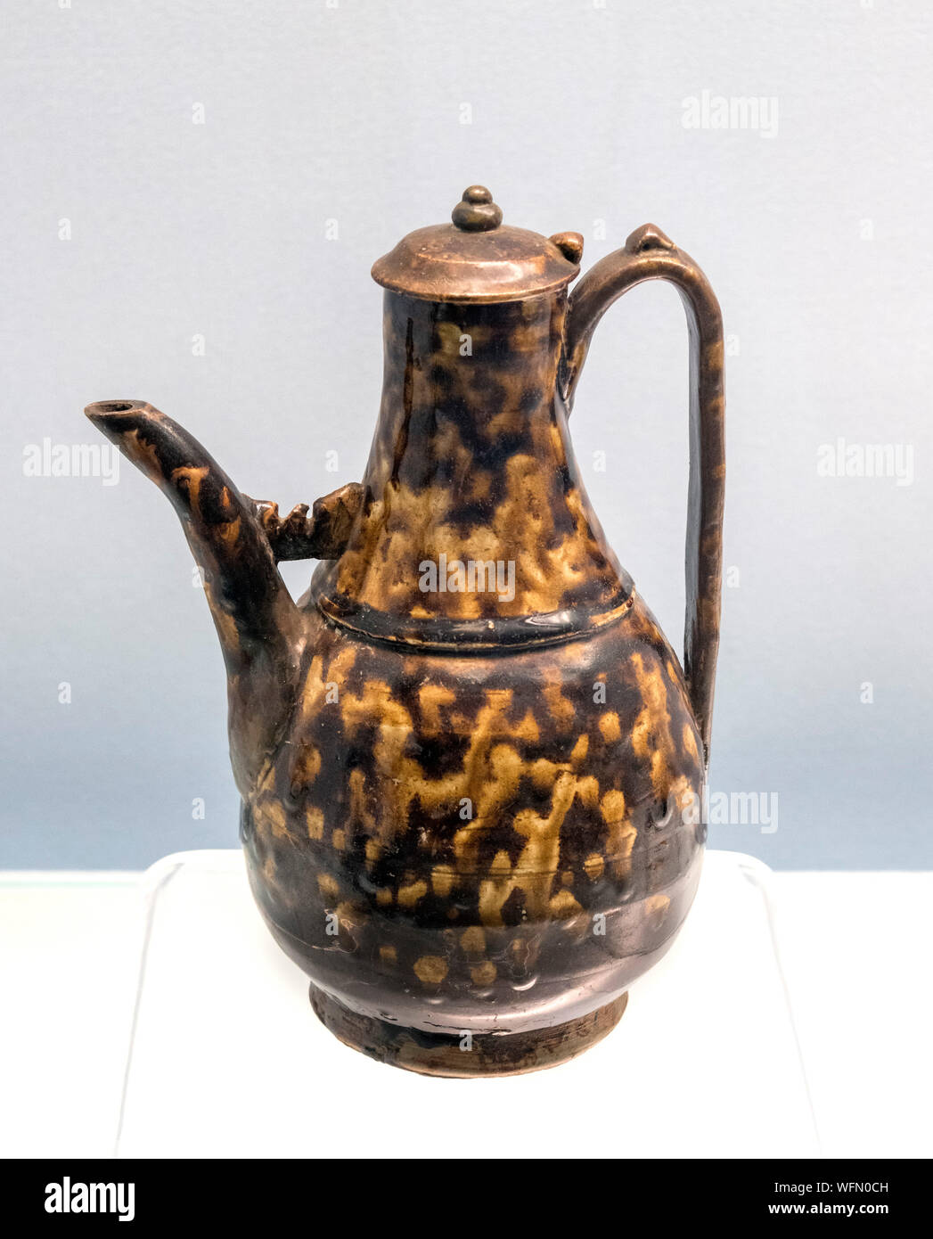 Jizhou ware. Turtle shell glazed Pitcher, Southern Song - Yuan Dynasty  (1127-1368 AD) Stock Photo