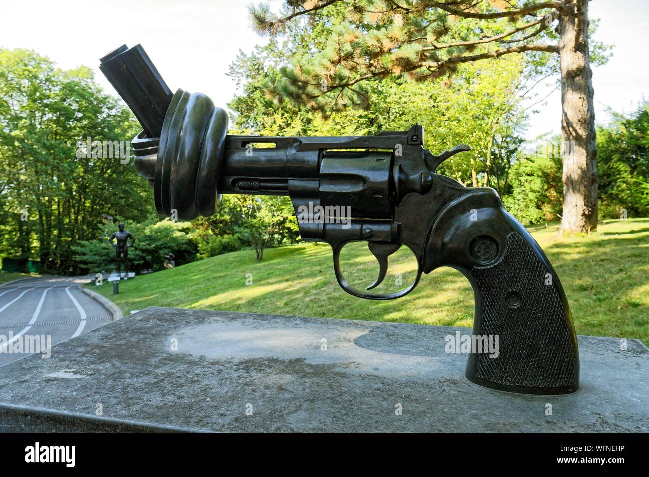 Switzerland, Canton of Vaud, Lausanne, Ouchy district, Olympic museum in Lausanne, Carl Fredrik Reutersward sculpture entitled Nonviolence representing a gun barrel tied in on itself Stock Photo