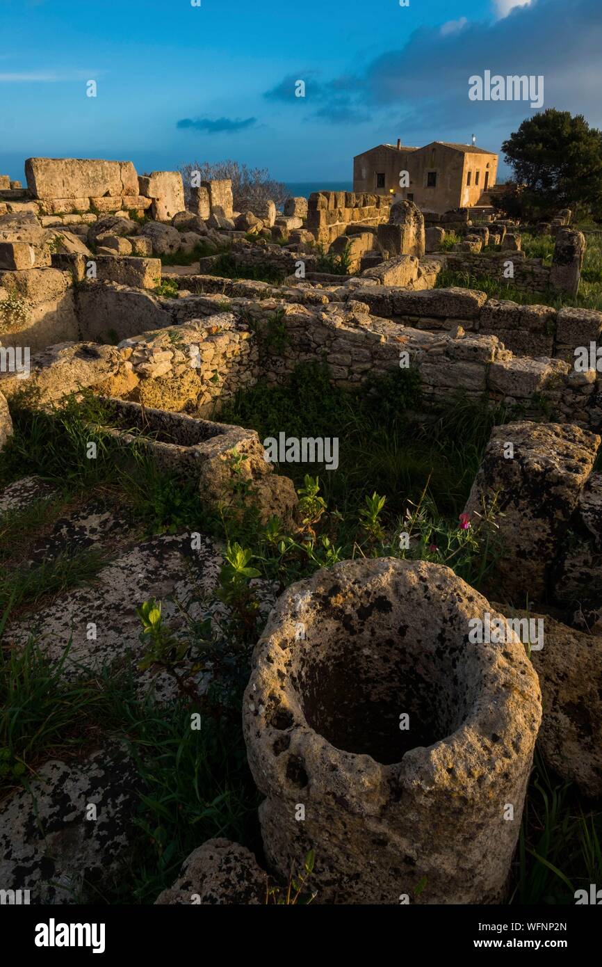 Italy, Sicily, Castelvetrano, ancient city of Selinonte, founded by Megarian Greeks in the 7th century B.C., acropolis Stock Photo