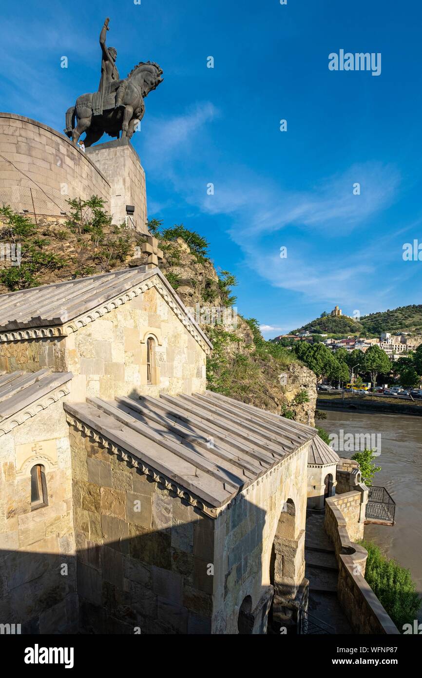 Georgia, Tbilisi, Metekhi district, Metekhi church and equestrian statue of King Vakhtang I, founder of Tbilissi Stock Photo