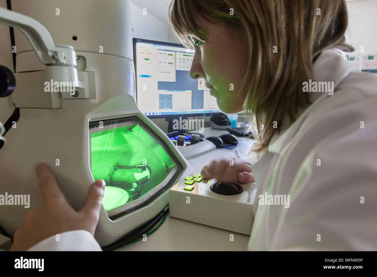 France, Eure, Grand Bourgtheroulde, environmental laboratory, analyst researshing asbestos fibers using Analytical Transmission Electron Microscopy (ATEM) Stock Photo