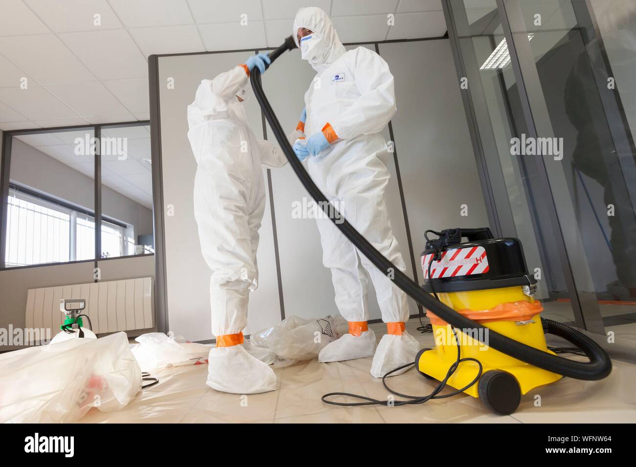 France, Eure, Grand Bourgtheroulde, environmental laboratory, staff decontamination after an incident, practical exercises during a training session on asbestos risk prevention Stock Photo