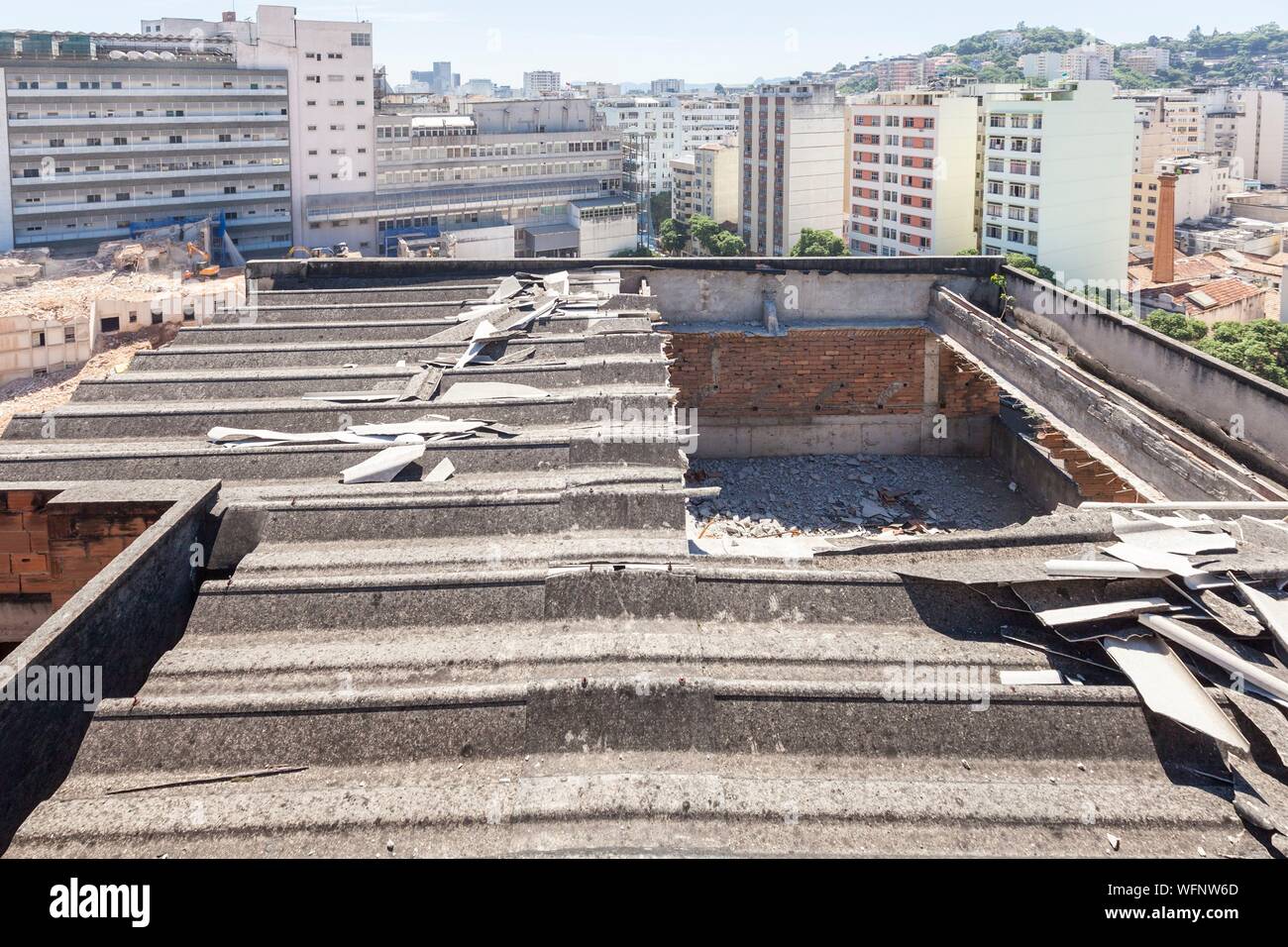 Asbestos sheets roof pollution hi-res stock photography and images - Alamy