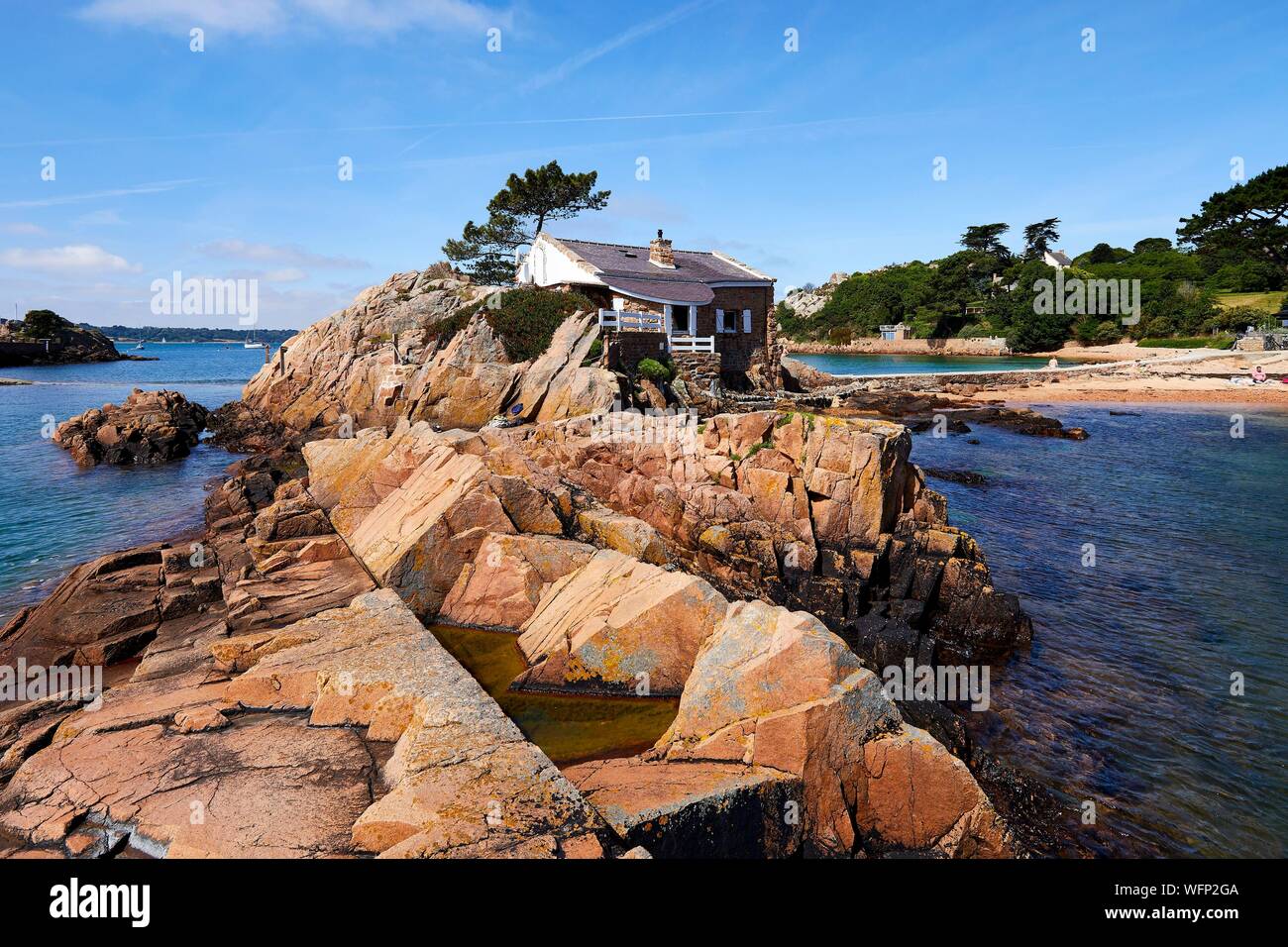 France, Cotes d'Armor, Ile de Brehat, house in the pink granite rocks at the Guerzido beach Stock Photo