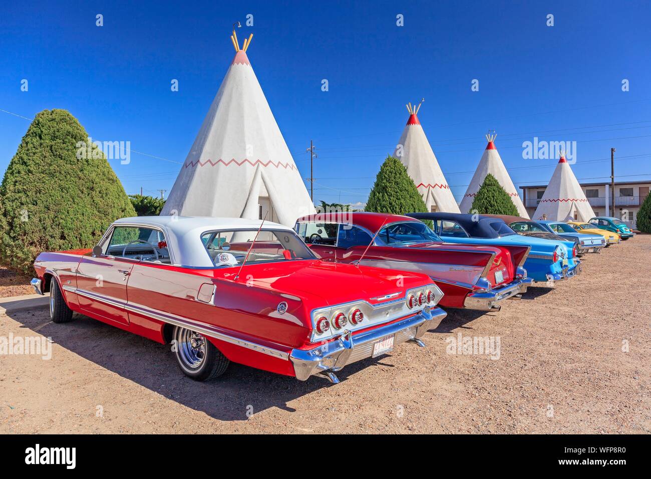 United States, Arizona, Route 66, Holbrook, Wigwam Motel listed on the National Registered of Historic Places with collector cars Stock Photo