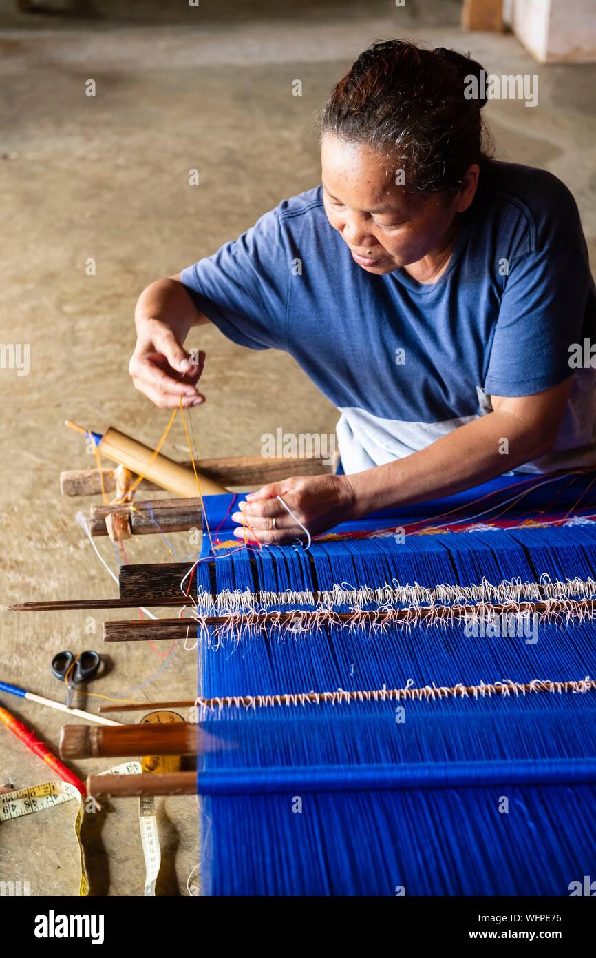 Indonesia, Sulawesi island, Toraja country, Tana Toraja, Rantepao area, Sadan Tobarana, weaving woman in a traditional Toraja house Stock Photo