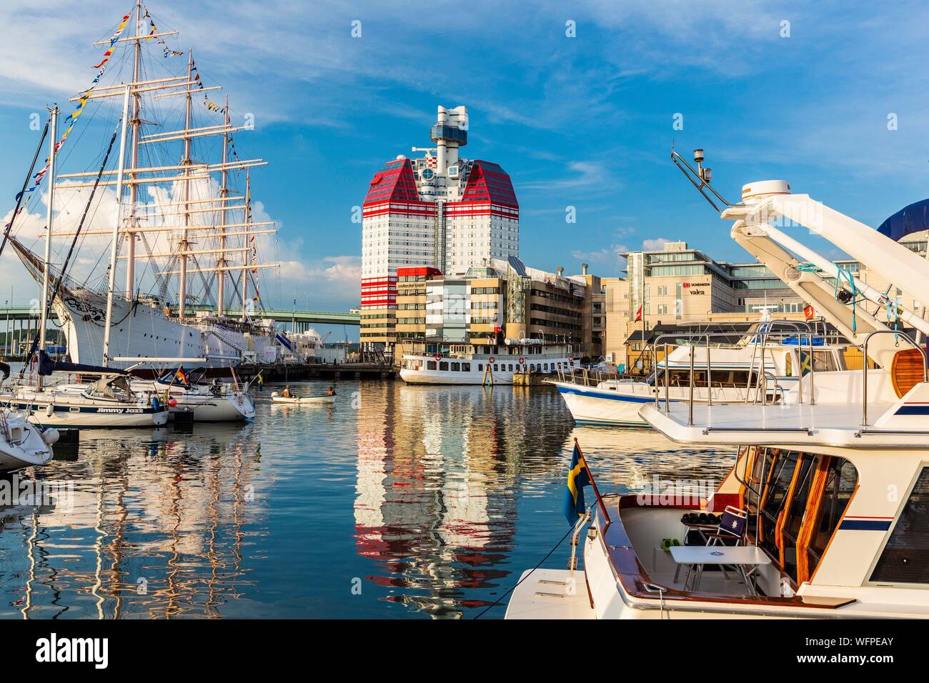 Sweden, Vastra Gotaland, Goteborg (Gothenburg), the skyscraper Gotheborgs-Utkiken and the sailing boat Viking in the port of Lilla bommen Stock Photo