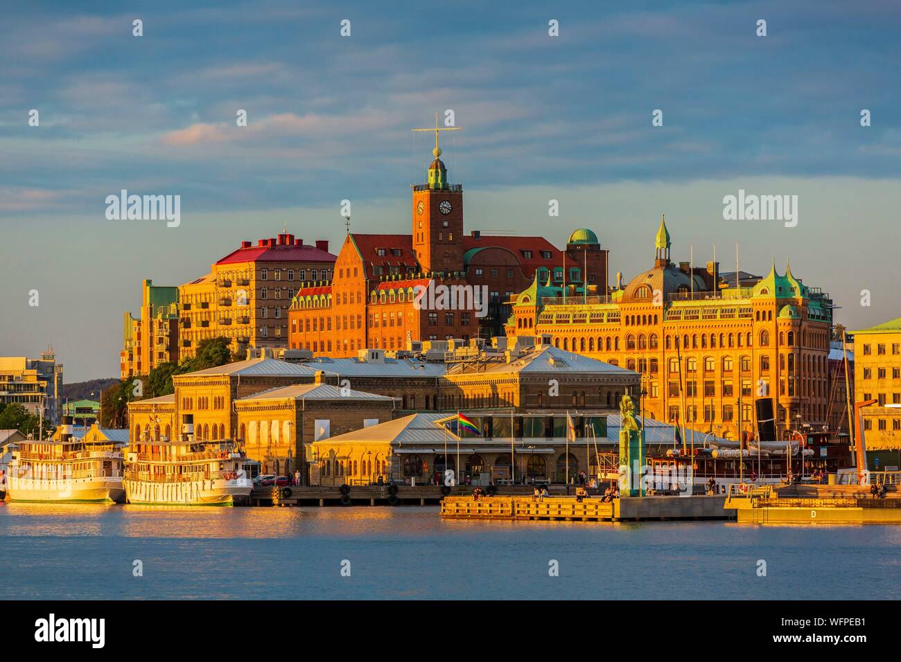 Sweden, Vastra Gotaland, Goteborg (Gothenburg), view of the monument for immigration called the Delaware Monument, the buildings of the company ASECO on Packhusplatsen facing the harbor and Kvarnberget and his clock Stock Photo