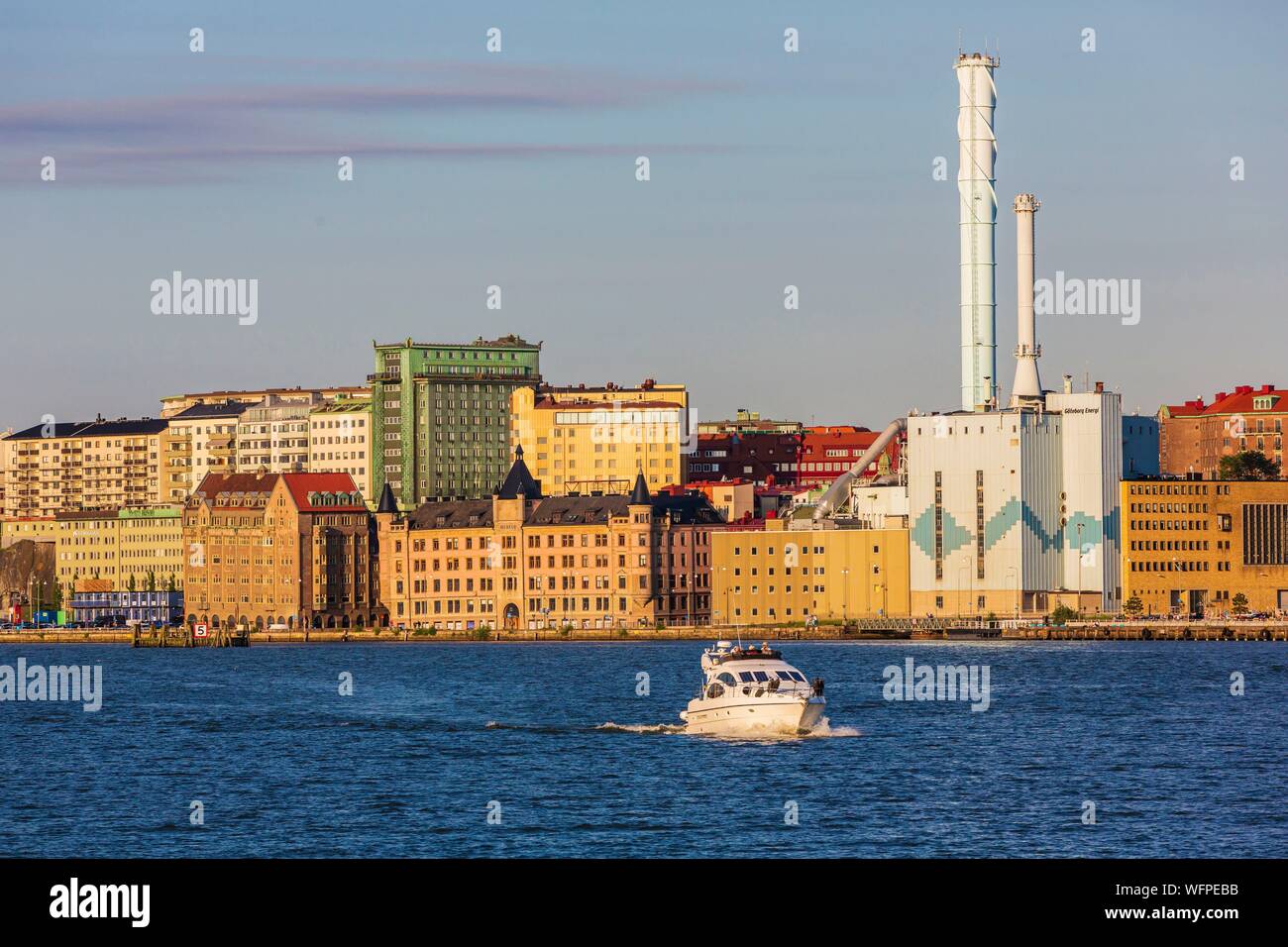 Sweden, Vastra Gotaland, Goteborg (Gothenburg), view of the thermal power plant of the city and the Affarshuset Merkur who is the oldest remaining house on Skeppsbron Stock Photo