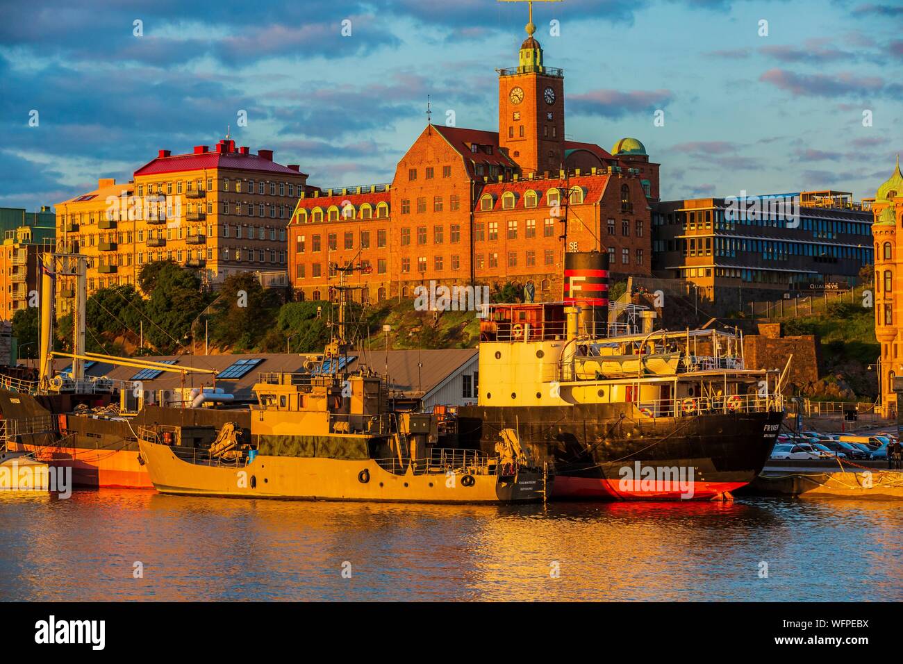 Sweden, Vastra Gotaland, Goteborg (Gothenburg), the floating maritime museum and Kvarnberget and his clock Stock Photo