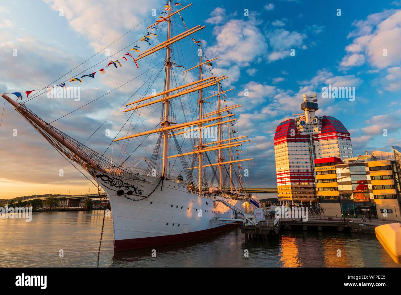 Sweden, Vastra Gotaland, Goteborg (Gothenburg), the skyscraper Gotheborgs-Utkiken and the floating maritime museum with the sailing boat Viking on the Lilla bommens hamm docks Stock Photo